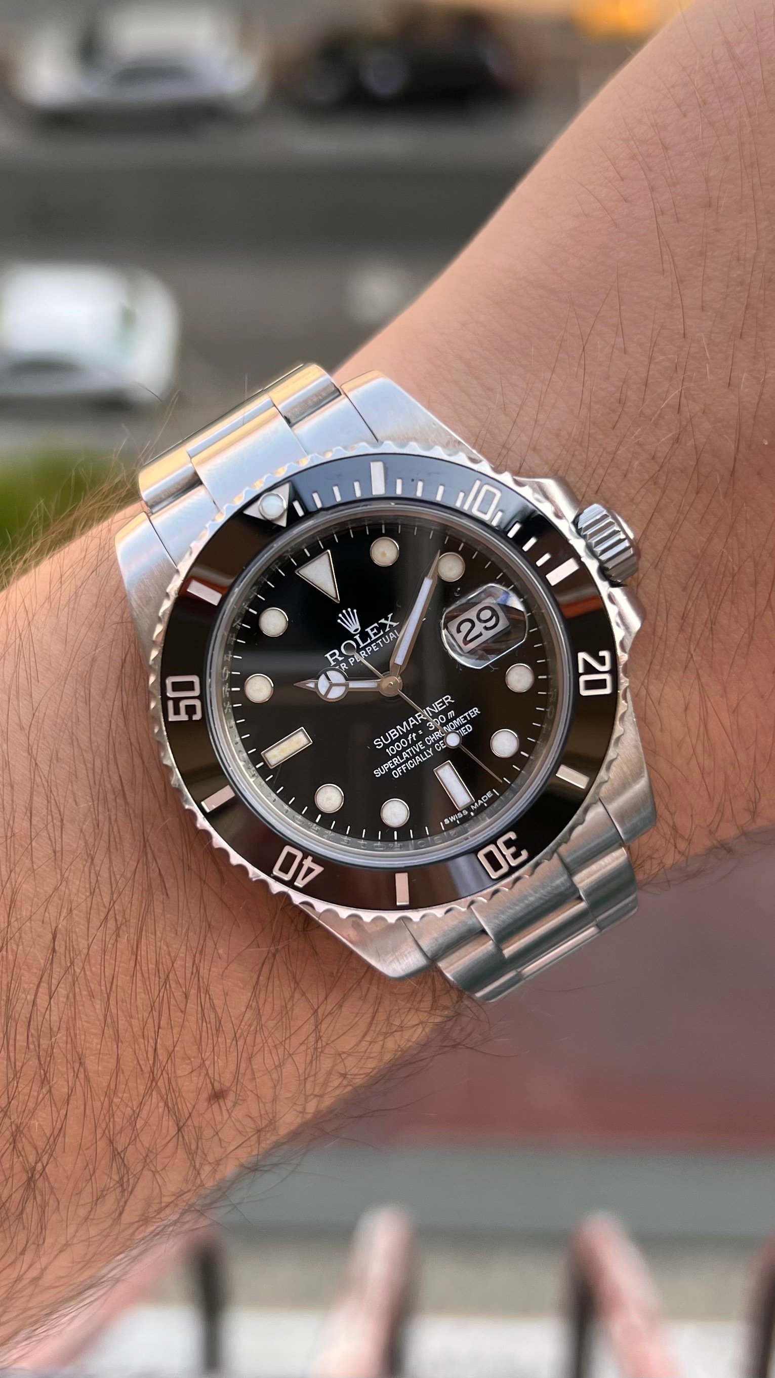 Rolex Submariner Date 16610 au poignet, en extérieur